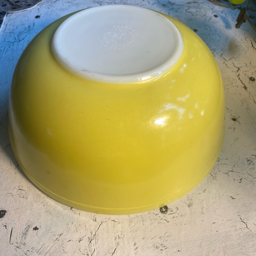 1 Pyrex 404 Yellow 4 Quart primary mixing bowl - Picture 2 of 11
